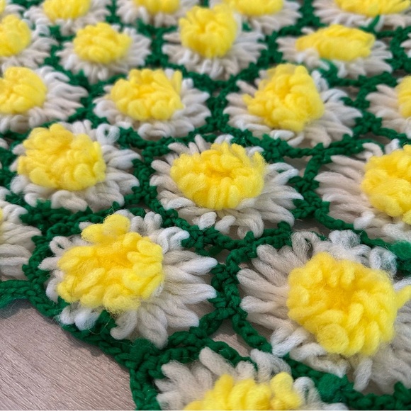 Vintage Hand-Made 3D Daisy Crochet Throw - Picture 6 of 6
